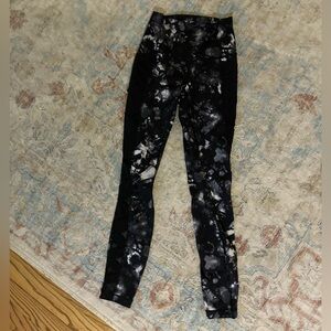 Lululemon Black & White Patterned side detail Leggings, size 2